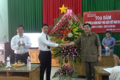 Ủy viên Trung ương Đảng -Phó bí thư tỉnh ủy Tỉnh Trần Quốc Cường làm trưởng đoàn đến thăm, tặng hoa và chúc mừng trường THCS Nguyễn Tất Thành nhân ngày Nhà giáo Việt Nam