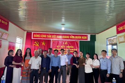 THẮM TÌNH ĐOÀN KẾT TRONG LỄ KẾT NGHĨA  GIỮA CÁC TRƯỜNG HỌC VÀ BUÔN PỐK B