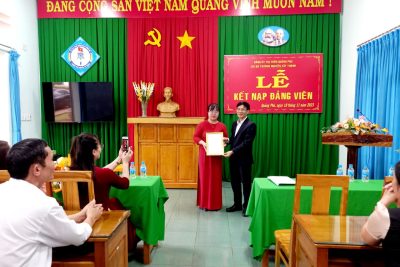 CHI BỘ TRƯỜNG THCS NGUYỄN TẤT THÀNH TỔ CHỨC LỄ KẾT NẠP ĐẢNG VIÊN
