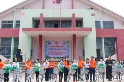 Học sinh trường THCS Nguyễn Tất Thành nhận quà hỗ trợ từ tổng cục thuế qua chương trình “Tây nguyên kết nối yêu thương” và “Tình nguyện mùa đông”